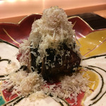 一心鮨 光洋 - 太刀魚でイチジクを巻いて。
      栗を甘く炊いたものを削って。
      とてもバランスがよく素晴らしい