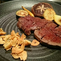 鉄板焼 下野 - 焼きあがりです、沢山のにんにくチップ