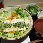 鶏飯屋　くろ澤 - 鶏サラダ丼(750円)+パクチー大盛(100円) 胡麻ドレッシング。鶏サラダ丼はごはんナシです。