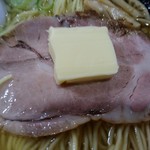 【2017.10.15(日)】塩バターラーメン(並盛・140g)880円のチャーシューとバター