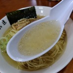 【2017.10.15(日)】塩バターラーメン(並盛・140g)880円のスープ