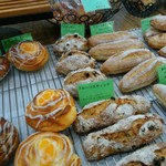 パン工房 麦 - 色んなパン（この中からノアレザンとガーリックフランスを買いました）