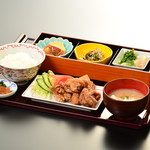 旬菜舎　さと山 - 塩麹付けみつせ鶏唐揚げ