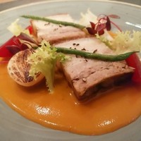 スリオラ - バスク豚バラ肉のエレスィル風煮込み　りんごのクルティード

