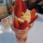 アイスクリームパーラー美園 - 苺伯福栄(ストロベリーパフェ/\750-)