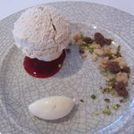 レストラン・モリエール - ココナッツ風味のメレンゲ マッシュルームに見たてて