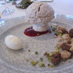 レストラン・モリエール - ココナッツ風味のメレンゲ マッシュルームに見たてて