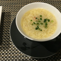 中国料理 「王朝」 ヒルトン東京 - 最初に出される、タラバ蟹、豚肉入りスープ