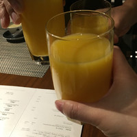 中国料理 「王朝」 ヒルトン東京 - オレンジジュースで乾杯！
                スパークリングワイン付き一休4000円にしたつもりが、ついてない方にしてしまい(ｰ ｰ;)
                しかし、オレンジジュース絞りたて、超美味しい！
                高野フルーツより勝つ(笑)
                