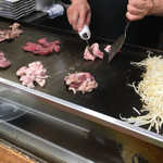 ホルモン道場 - お肉は全てお店の方が焼いてくれます♪