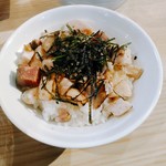 中村麺三郎商店 - チャーシューネギダレご飯(３００円)には３種類の角チャーと葱、刻み海苔が載っています。胡麻油風味だったかな、塩だれ。