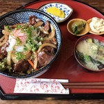 しゃちん房 - 温玉のせ牛焼肉丼定食 850