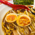 拉麺大公 - 煮玉子ぱっか〜ん(笑)