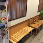 拉麺大公 - 券売機で食券を買ってから店内待ち用の椅子
