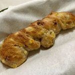 DONQ - 林檎と胡桃のフランスパン ¥216