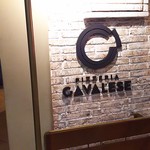 Pizzeria Cavalese - 1710_Pizzeria Cavalese_お店入り口横にはブランコとお店ロゴ
