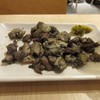 ソラエダイニング ハナ - 料理写真:先ずは鶏の炭火焼５８０円の出来上がり、料理はレンジ等でレトルト商品を再加熱した感じの食感でしたが飛行場のゲート内ならこれで充分です。