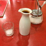 大三元酒家 - 最近、燗の紹興酒に付いてこないこともある、嬉しいザラメ