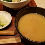 みどりのキッチン - お新香と味噌汁