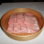 瀬里奈 - ９月１６日にいただいた茨城県産の特撰牛しゃぶしゃぶ肉・その２です。まれにみる霜降りの多さと綺麗さが特徴であることが分かります。