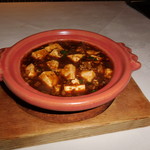 瀬里奈 - 麻婆豆腐です。中国産の豆板醤を使用しているので、色が茶色で濃厚なコクです。