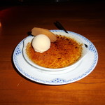 瀬里奈 - 上にバニラアイスクリームをのせたクレームブリュレです。