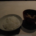 瀬里奈 - １０月８日利用時の白いご飯と味噌汁です。味噌汁は油揚げとなめこが入っていました。
