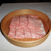 瀬里奈 本店 - ９月１６日にいただいた茨城県産の特撰牛しゃぶしゃぶ肉・その２です。まれにみる霜降りの多さと綺麗さが特徴であることが分かります。
