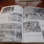 たじま - 店内書籍を眺める