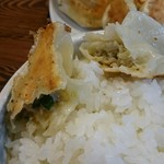 餃子会館 - 豚肉と野菜のバランスが取れた、
      オーソドックスな宇都宮餃子という感じ