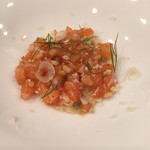 サーモンのタルタル、長芋、若い桃のピクルス