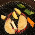 肉匠 迎賓館 - 壺漬けカルビの中にあった野菜を焼き焼き