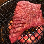肉匠 迎賓館 - 壺漬けカルビの肉
      もう一枚入ってます