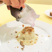Osteria Tutto Sole - シェフがトリュフを振りかけて