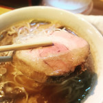 らーめん芝浜 - 豚と鰹粉の醤油らーめん
      
      ホロホロチャーシュー