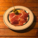 BARU 竹末 - お通し：イベリコ生ハムとオリーブ(300円)