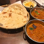 カリー&カフェ SOLAH SPICES TOKYO - 2種カリーセット¥1490
・茄子とひき肉のカリー
・シェフ特製チキンカリー
・サラダ
・ナン、ライス、ロティ食べ放題