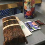 東武日光売店 - 鱒寿司には、割り箸(爪楊枝付き)、お手拭き、しょうゆが付いてます。