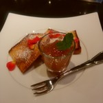 大淀河畔 みやちく - あのお皿のパンがデザートになります