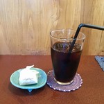 ジャム cafe 可鈴 - アイスコーヒーとサービスデザート(「恵那寿や」さんの栗きんとん。これまた絶品でした♡)
