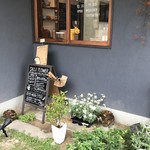 スコーイ フラワーアンドコーヒー - カフェスペースの窓（２０１７．１０．１６）