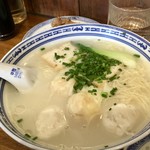 香港麺 新記 - つみれ、ワンタン入り汁そば