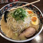 ラーメン麺虎 - ラーメン ※半熟味玉子とモヤシ盛りをトッピング