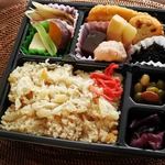 八寶 - 『八寶(ハッポウ)』では、炊き込みご飯や煮物がメインの和テイストなお弁当がいろいろ売られてて、ボキらが買ったのは、鯛めし弁当972円。