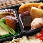 八寶 - おかずは煮物が中心だけど揚げ物も少し入ってるよ。煮物はどれも丁寧な味づけ。中でもボキは牛肉とごぼうのしぐれ煮、さつまいものオレンジ煮が美味しかったです。