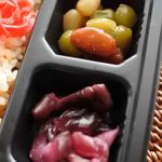 八寶 - 煮豆と柴漬けも。市販のお弁当ってどうしても揚げ物系が多くなるけど、あっさりめのお弁当を食べたい時にはこちらのお店が重宝します。