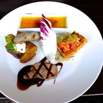 くらすわ レストラン - ワンプレート（2000円） 十四豚ヒレ肉のグリル、色々な芋と十四豚ソーセージのグリル、信州サーモンと胡桃味噌のタルティーヌ、南瓜のブリュレを合わせた一皿。 2,000円（税込）