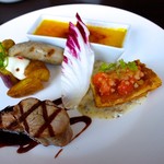 くらすわ レストラン - ワンプレート（2000円） 十四豚ヒレ肉のグリル、色々な芋と十四豚ソーセージのグリル、信州サーモンと胡桃味噌のタルティーヌ、南瓜のブリュレを合わせた一皿。 2,000円（税込）