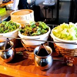 くらすわ レストラン - 向かって右から、 南信州産レタス、 飯田市産グリーンリーフレタスとサニーレタス、 越智村産の水菜Mix