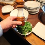 くらすわ レストラン - 岩塩を振りかけてしゃぶしゃぶ野菜を食べます。